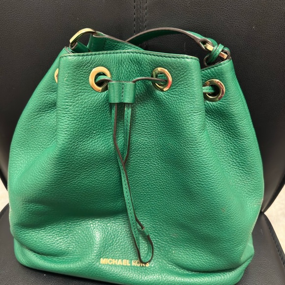 Micheal Kors shoulder bags👜, green color,one size , zipper pocket inside - Picture 3 of 12